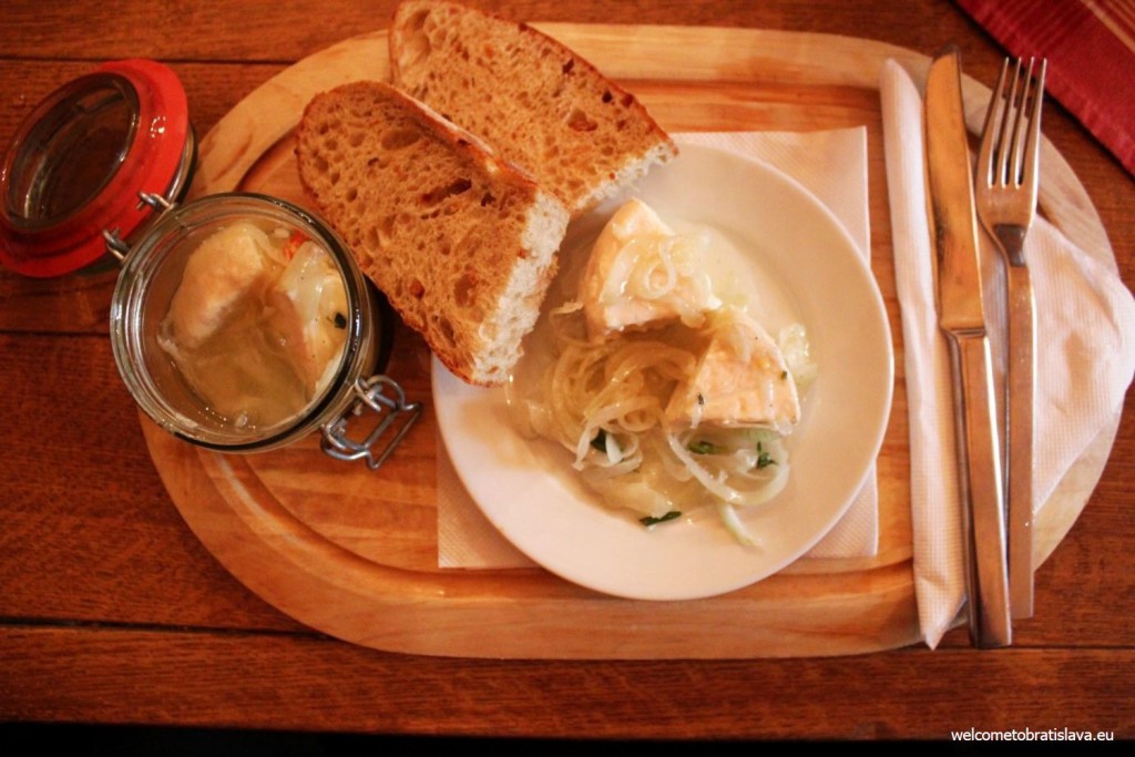 Sladovna: pickled hermelin cheese served with crispy bread and onion
