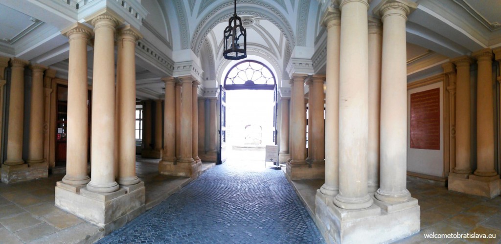 Huge tall pillars in the palace's hallway
