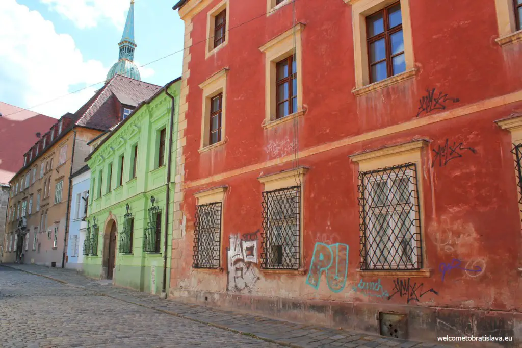 Take the Kapitulska street to get to the St. Martin's Cathedral