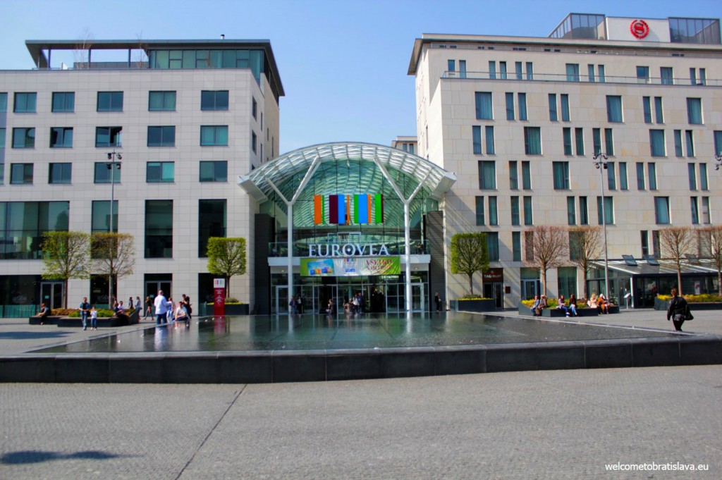 Eurovea: the fountain in the middle of the 2 main buildings