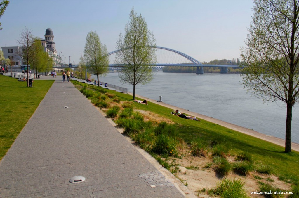 Apollo bridge in the background
