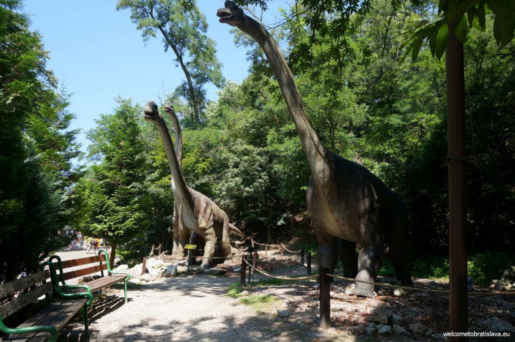 Life-size models of extinct dinosaurs