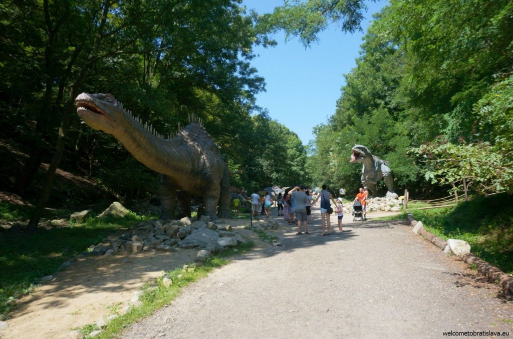Life-size models of extinct dinosaurs