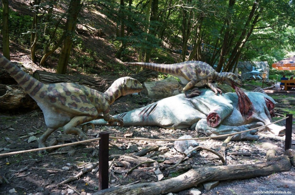 Life-size models of extinct dinosaurs
