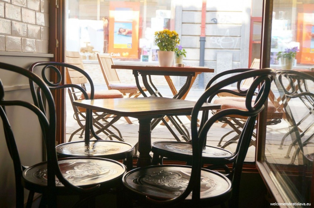 Mondieu offers view on the outdoor streets