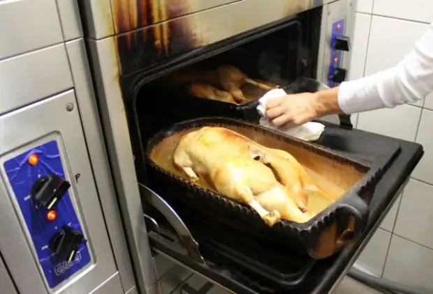 The best way how to roast a goose is to do so in a clay baking pan