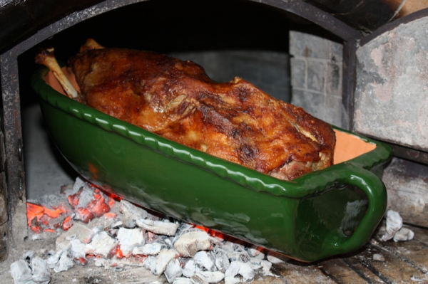 The best way how to roast a goose is to do so in a clay baking pan