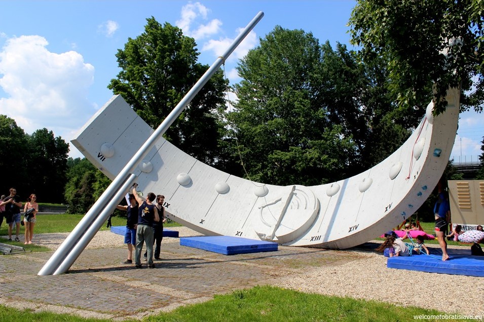 SOCIALIST ARCHITECTURE IN BRATISLAVA: Sundial University of Economics